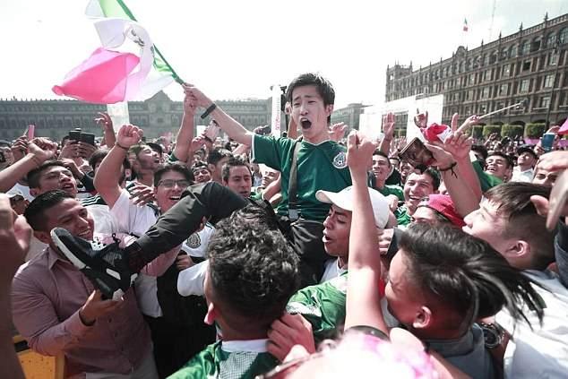  Một người Hàn Quốc được fan Mexico tung lên.