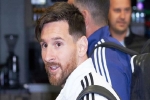 ĐẾM NGƯỢC World Cup 2018: Rakitic 'bật' Pirlo vì Messi. Ronaldo dừng xe bus để ký tặng fan