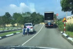 Video: 2 cô gái cong lưng đẩy xe ô tô lên dốc