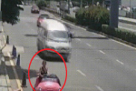 Không có xe hơi xịn, người phụ nữ lái xe ô tô đồ chơi xuống đường