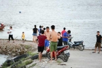 Bến đò sông Hồng thành bãi tắm ngày hè ở Hà Nội