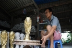 Xưởng sản xuất 'cup vàng FIFA' giá 80.000 đồng ở Bát Tràng