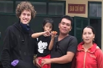 Du khách nước ngoài giúp bé gái lạc đường trên Đèo Cả