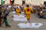 Màn 'Nhảy qua em bé' xua tà ma trong lễ hội kỳ thú ở Tây Ban Nha