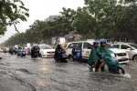 Cửa ngõ sân bay Tân Sơn Nhất kẹt cứng trong mưa ngập