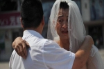 Người đàn ông mặc váy cưới đứng đường và câu chuyện khiến ai cũng rớt nước mắt