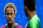 Neymar khoe mái tóc 'tổ chim' trước trận khai màn World Cup
