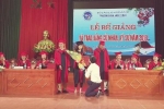 Nữ sinh được thầy giáo quỳ gối cầu hôn trên bục lễ tốt nghiệp