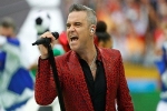 Robbie Williams bị chỉ trích vì giơ 'ngón tay thối' ở khai mạc World Cup