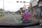 Nữ 'Ninja' bị xe tông vì bật xi-nhan nhưng không thèm nhìn đường