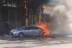 Vĩnh Phúc: Xe taxi bất ngờ bốc cháy, tài xế cùng người dân cố gắng dập lửa giữa trời nắng gắt