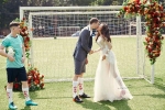World Cup 2018 cận kề, cặp vợ chồng ra sân cỏ chụp ảnh cưới