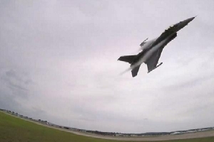 Tiêm kích F-16 Mỹ chao cánh lướt qua đầu người xem