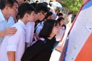 Trường chuyên đầu tiên ở Hà Nội công bố điểm chuẩn lớp 10