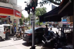 Hà Nội: Nữ tài xế đỗ ô tô chặn ngang barrier đường tàu rồi bỏ đi mất