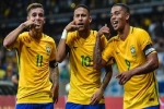 Cầu thủ Brazil trở về khách sạn trong sự chào đón từ cổ động viên