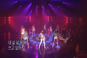 Nữ vũ công ngã co giật trên sân khấu, girlgroup Kpop vẫn biểu diễn như không có chuyện gì xảy ra