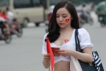 Hot girl 'ngủ gật' đốt cháy mọi ánh nhìn, cổ vũ U23 Việt Nam