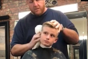 Cậu bé Mỹ òa khóc vì trò đùa cắt đứt tai của thợ tóc