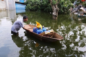 Người dân vùng ngập lụt ở Hà Nội chắt chiu nước sạch