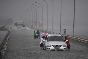 Nước ngập chưa rút, Hà Nội tiếp tục hứng mưa lớn