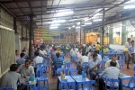 Quán bia không kịp rót, cà phê băng kín khách ngày Hà Nội 'đổ lửa'