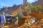 Mỏ đất sập vùi lấp hai xe tải, tài xế bị mắc kẹt