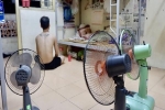 Nhà trọ biến thành lò lửa 40 độ C, sinh viên Hà Nội 'tập kết' toàn bộ quạt trong phòng để tạo gió cũng không ăn thua