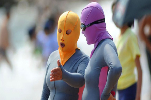 Đến hẹn lại lên, các bãi biển Trung Quốc nở rộ áo tắm 'Ninja đi nghỉ mát' của 500 chị em sợ cháy nắng