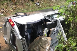 Tảng đá lớn rơi trúng nóc ô tô, 5 người bị thương nặng