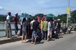 Tuyên Quang: Một thanh niên bất ngờ mang quan tài lên giữa cầu nằm phơi nắng