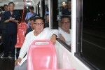 Kim Jong-un đi thử xe điện thế hệ mới của Triều Tiên lúc nửa đêm