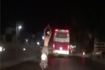 Nghệ An: Một thanh niên vừa đi xe máy vừa 'múa ba-lê' khiến nhiều người hoảng hốt