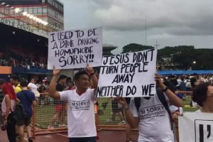 Tín đồ Cơ Đốc giáo giơ bảng 'Tôi xin lỗi' dành cho cộng đồng LGBT khi tham gia diễu hành