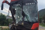 Tai nạn liên hoàn ở Quảng Nam, đầu xe khách biến dạng