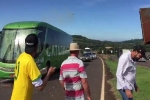 Xe buýt của tuyển Brazil bị CĐV tấn công bằng gạch đá, trứng