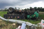 Ôtô tải phơi bụng dưới ruộng sau tai nạn, tài xế thoát chết