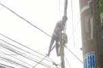 Giải cứu nam thanh niên nghi ngáo đá leo lên cột điện la hét ở Sài Gòn