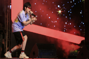 Sơn Tùng M-TP mặc quần đùi, lần đầu hát 'Chạy ngay đi' Remix trong đêm nhạc ở phố đi bộ Hà Nội