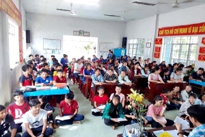Lớp học của “thầy giáo thiện nguyện” ở làng biển Tiên Châu