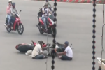 Va chạm giao thông nhưng không lao vào nhau quyết chiến, hai tài xế ở Đà Nẵng khiến cư dân mạng thở phào khi chỉ ngồi 'tâm sự'