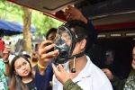4 bé trai kẹt trong hang Thái Lan đeo mặt nạ lặn tới bệnh viện dã chiến