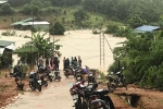 Lũ về bất ngờ, nhiều thôn làng ở Kon Tum bị cô lập