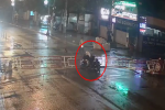 Đồng Nai: Thanh niên chạy xe máy tốc độ cao đâm tung rào chắn đường tàu hỏa