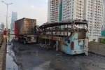 Ôtô khách đâm container, 2 xe bốc cháy dữ dội trên đường Hà Nội