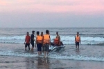 Nhóm du khách bị sóng cuốn khi tắm biển, một người chết