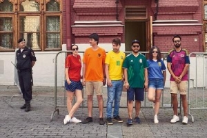 Nga cấm biểu tình đồng tính ư? 6 người này đã nghĩ ra cách 'bung lụa' khác vô cùng sáng tạo