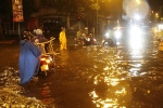 Hà Nội: Tối cuối tuần, phố Tây Tạ Hiện bì bõm trong nước