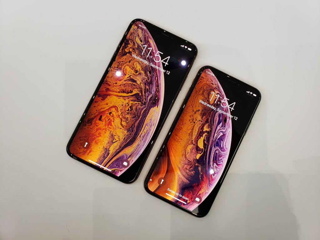 Ngoại hình của hai smartphone mới không có sự khác biệt so với iPhone X khi sở hữu màn hình khuyết đỉnh, sử dụng khung thép không rỉ, mặt lưng kính.