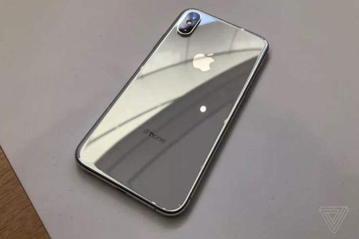iPhone XS vẫn giữ nguyên kích thước như iPhone X với màn hình OLED 5,8 inch, độ phân giải 2.436 x 1.125 với mật độ điểm ảnh 458 ppi. Trong khi đó, iPhone XS Max có màn hình 6,5 inch, độ phân giải 2.688 x 1.242, nhưng tổng thể chỉ tương đương với những mẫu iPhone bản Plus có màn hình 5,5 inch trước đây.